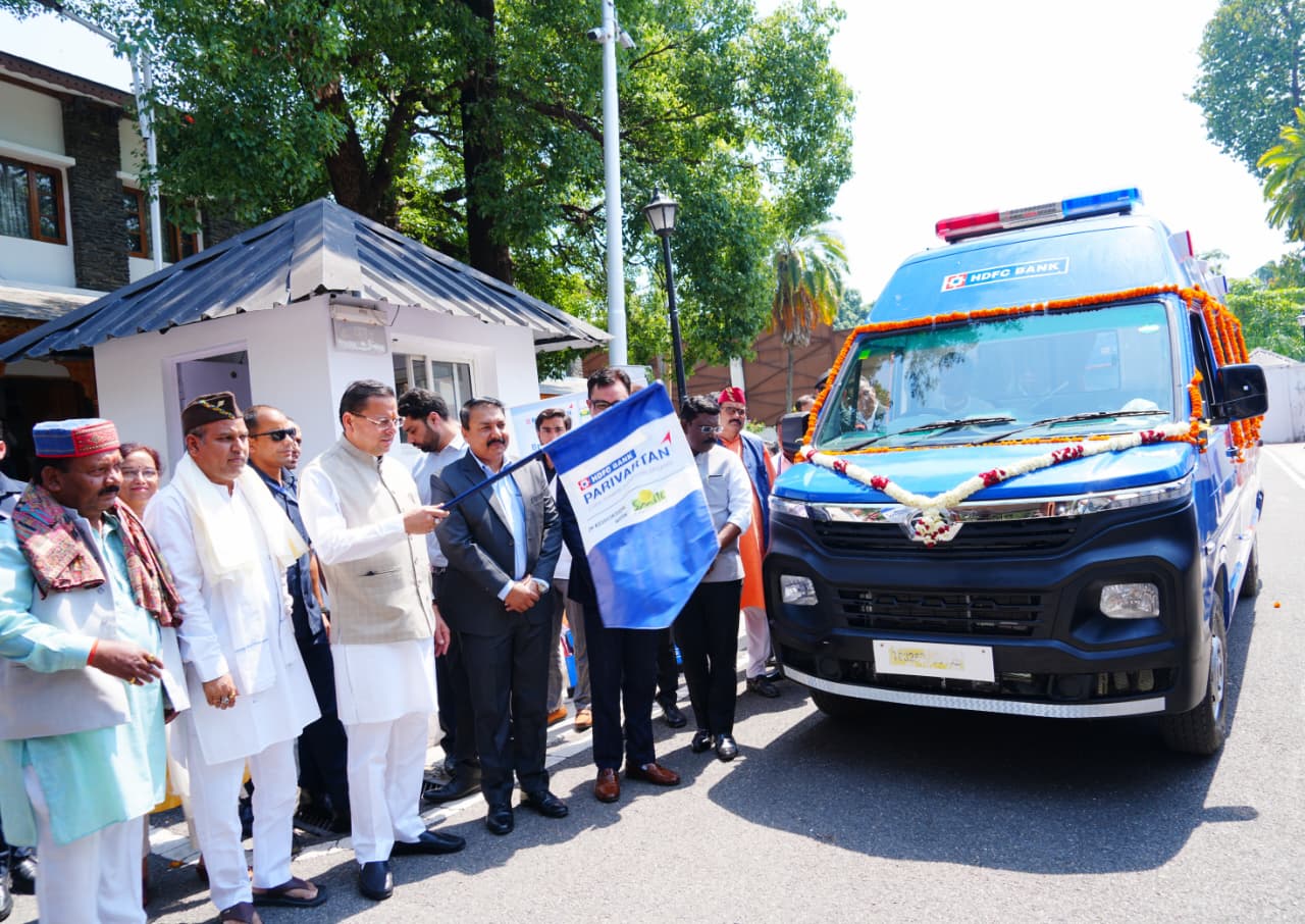 मुख्यमंत्री पुष्कर धामी ने एचडीएफसी बैंक द्वारा प्रदत्त 4 अत्याधुनिक एम्बुलेंस का किया फ्लैग ऑफ
