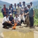 सात गांवों की जीवनरेखा बनी बदहाल, ग्रामीणों ने गड्ढों का पूजन कर जताया विरोध