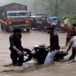 रामनगर में रिंगौड़ा उफनते नाले में युवकों ने दौड़ा दी बाइक, बाल-बाल बची जान, देखें वीडियो