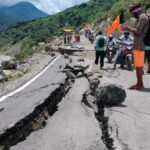 उत्तरकाशी: पापड़गाड़ में फिर धंसा गंगोत्री हाईवे, तेजी से चौड़ी होती गई दरार, क्यार्क गांव पर मंडराया खतरा