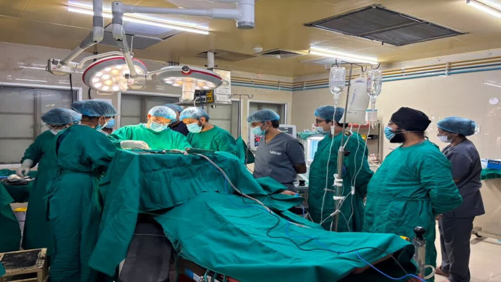 केदारनाथ यात्री के सिर पर गिरा पत्थर, हड्डी टूटकर दिमाग में घुसी, श्रीनगर बेस अस्पताल में 4 घंटे चली जटिल सर्जरी