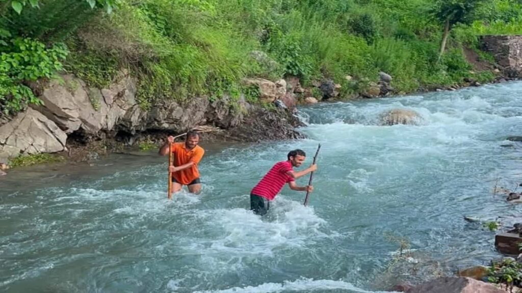 2013 की आपदा में ध्वस्त पुल आज तक नहीं बना, ग्रामीण जान हथेली पर रखकर कर रहे नदी पार